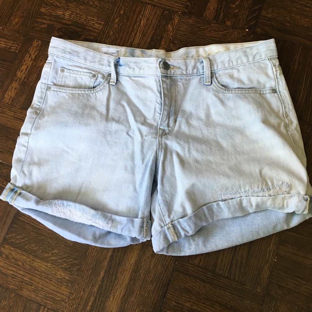 GAP sexy boyfriend style denim shorts. Size 31